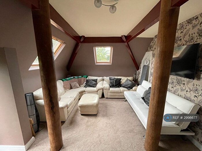 2 Bedroom Penthouse To Rent In Otley Road, Leeds, LS16