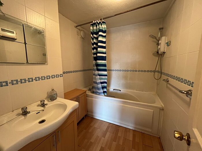 2 Bedroom Flat To Rent In Dorchester Court, Greenlands Road, Staines-Upon-Thames, Middlesex, TW18