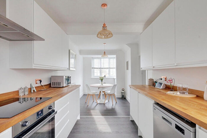 3 Bedroom Terraced House For Sale In Lodge Close, Rayleigh, SS6