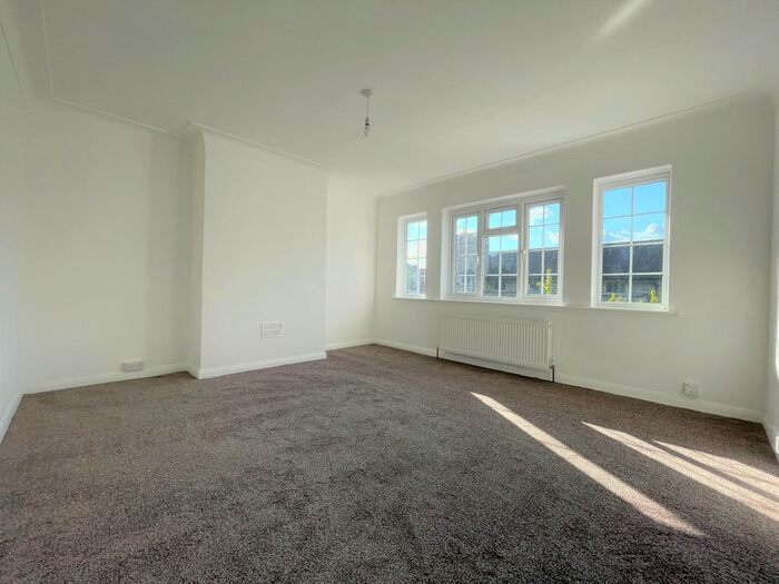 3 Bedroom Flat To Rent In Crestbrook Place, Winchmore Hill, N13