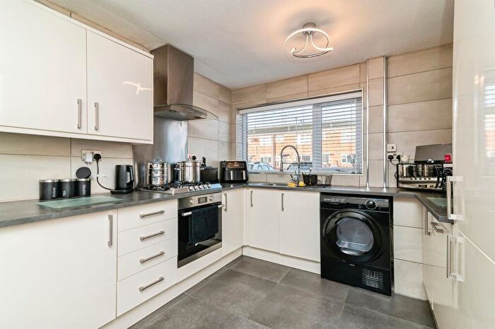 3 Bedroom End Of Terrace House For Sale In Newmarket Road, Nottingham, NG6