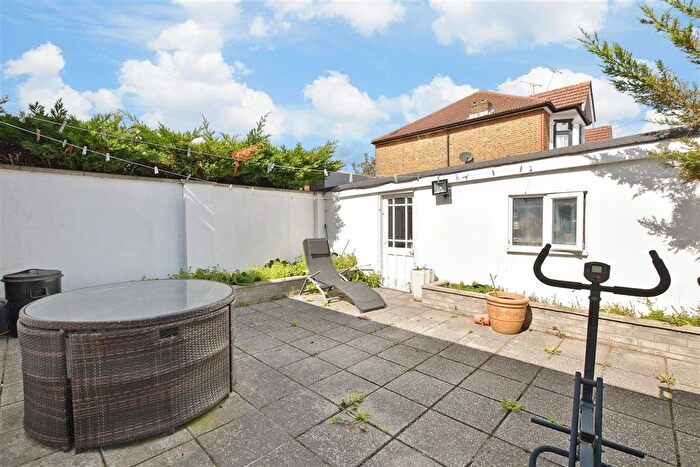 3 Bedroom End Of Terrace House For Sale In Meads Lane, Ilford, Essex, IG3