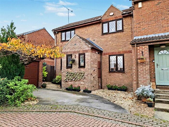 3 Bedroom Semi-Detached House For Sale In Topcliffe Grove, Morley, Leeds, LS27