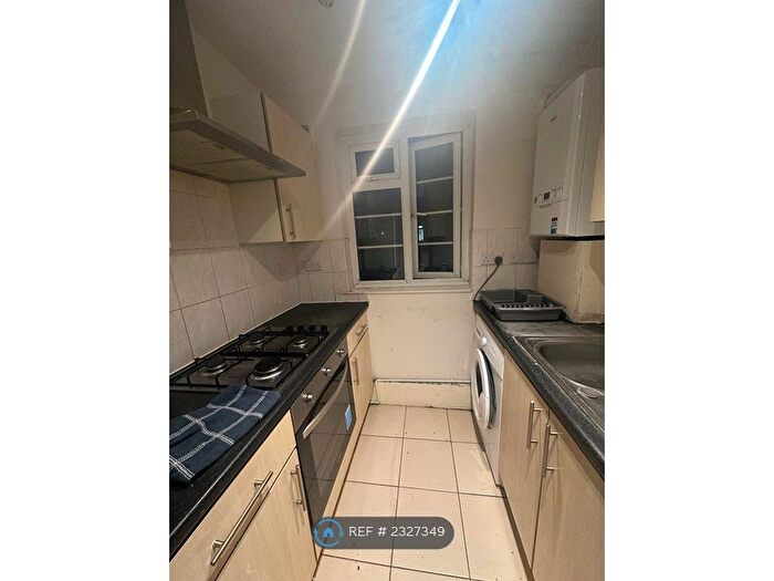 2 Bedroom Flat To Rent In Grosvenor Court, Morden, SM4