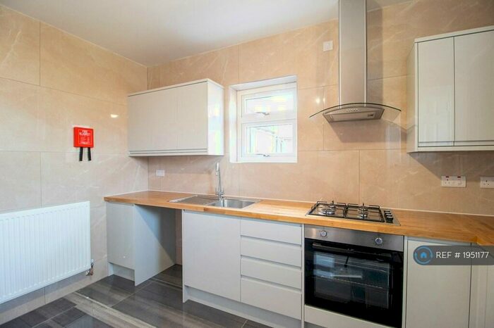 3 Bedroom Maisonette To Rent In Central Park Road, London, E6