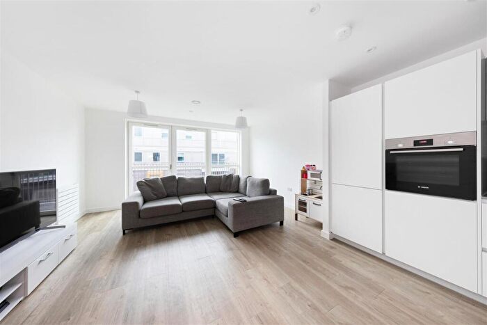 2 Bedroom Apartment To Rent In South Grove, Walthamstow, E17
