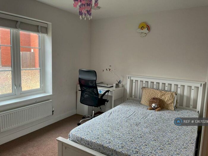 2 Bedroom Flat To Rent In Kings Reach, Slough, SL3