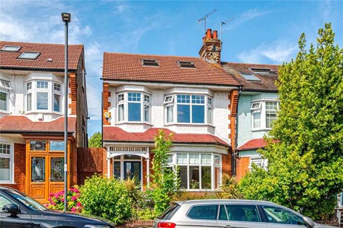 4 Bedroom End Of Terrace House For Sale In Hawthorn Avenue, Palmers Green, London, N13