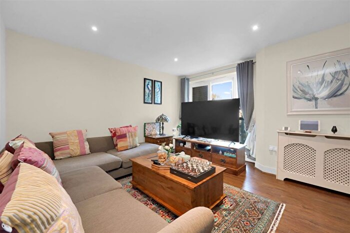 2 Bedroom Flat For Sale In Bromyard Avenue, London, W3