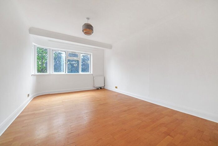 5 Bedroom Detached House To Rent In East Walk, East Barnet, Barnet, EN4