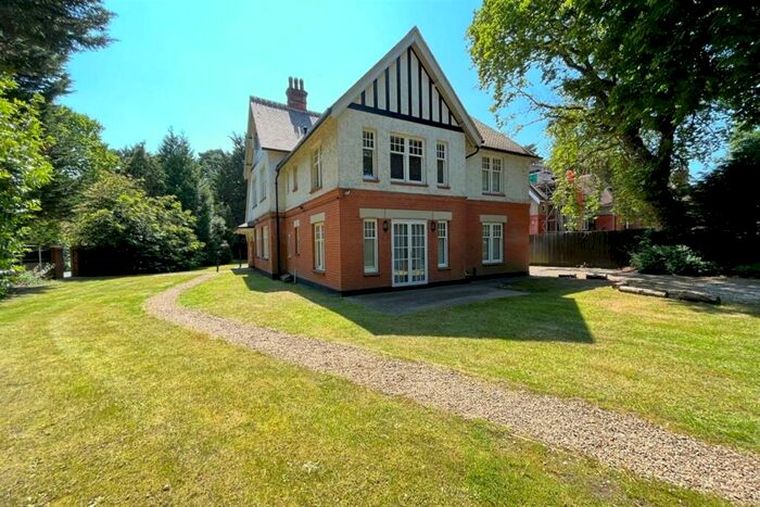 2 Bedroom Flat To Rent In Bournemouth, BH3