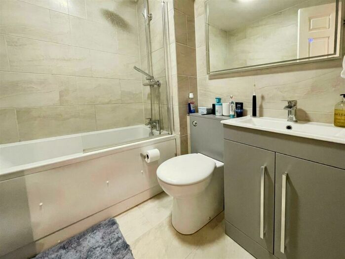 1 Bedroom Flat For Sale In Gorse Meade, Slough, SL1