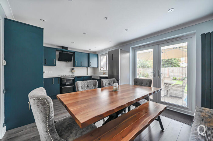 3 Bedroom Semi-Detached House For Sale In Yeates Drive, Sittingbourne, Kent, ME10