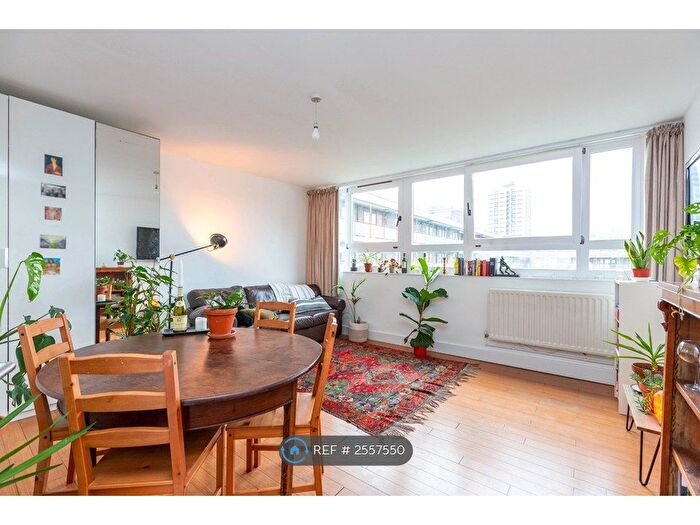 3 Bedroom Flat To Rent In Crondall Court, London, N1