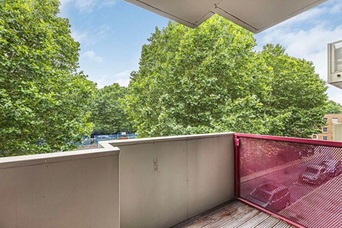 2 Bedroom Apartment To Rent In Trafalgar Gardens, Stepney Green, London, E1