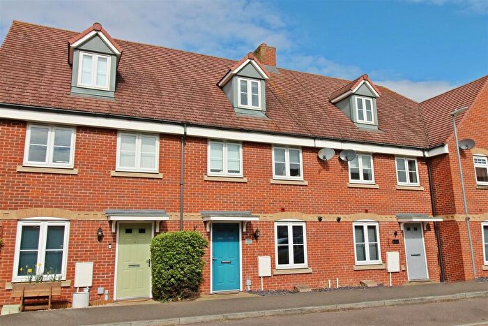 3 Bedroom Town House For Sale In Erlensee Way, Biggleswade, SG18