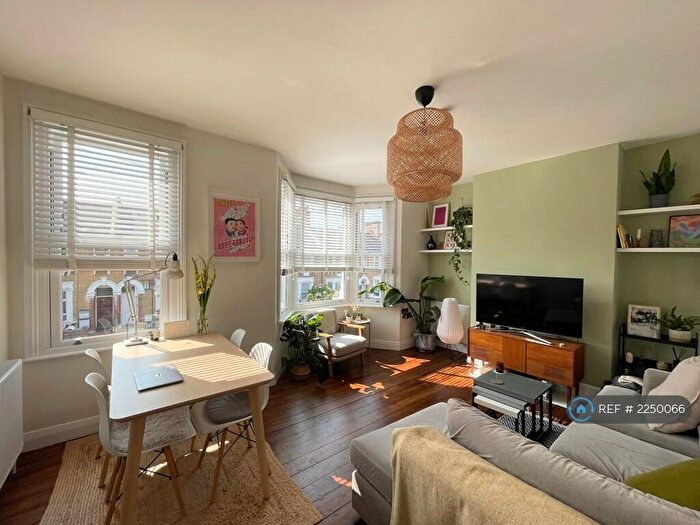 2 Bedroom Flat To Rent In Farley Road, London, SE6