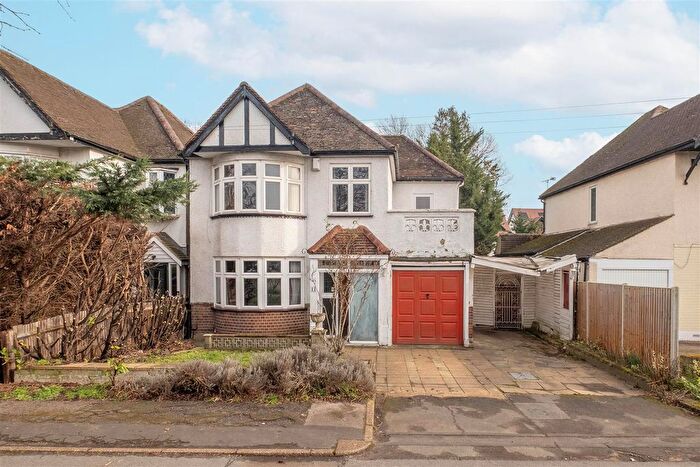 4 Bedroom Detached House For Sale In Hampton Court Way, Thames Ditton, KT7