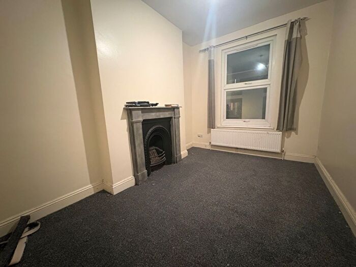3 Bedroom Flat To Rent In Graham Road, London, E8