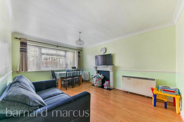 2 Bedroom Property To Rent In Swallowdale, Selsdon, South Croydon, CR2