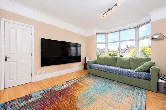 2 Bedroom Flat To Rent In Chandos Road, London, N2