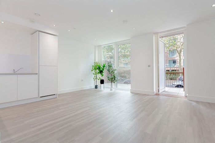 3 Bedroom Flat To Rent In Thames Road, London, E16