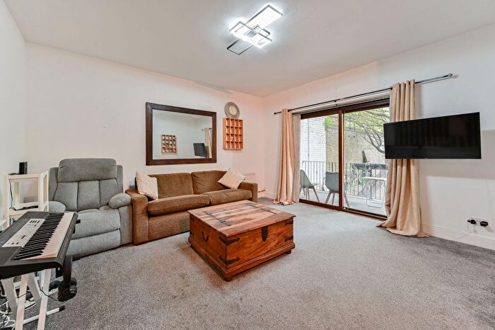2 Bedroom Flat For Sale In Slievemore Close, Clapham, London, SW4