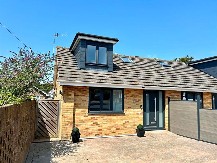 3 Bedroom Semi-Detached House For Sale In Cowdens Close Hove, BN3