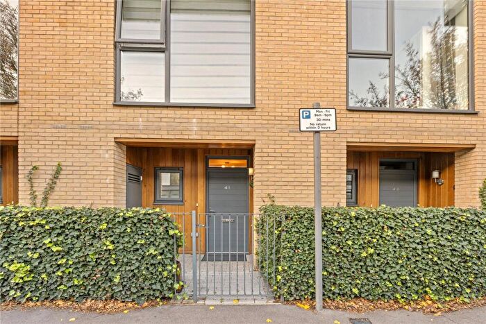2 Bedroom Maisonette For Sale In Hickman Avenue, Highams Park, London, E4