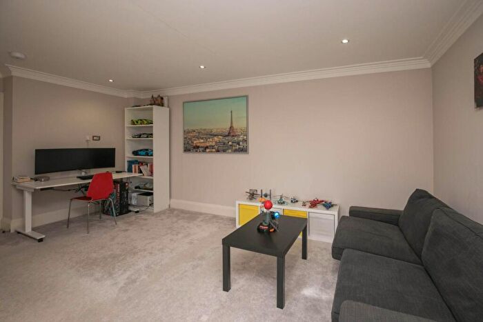 2 Bedroom Flat To Rent In Farnham Common, SL2