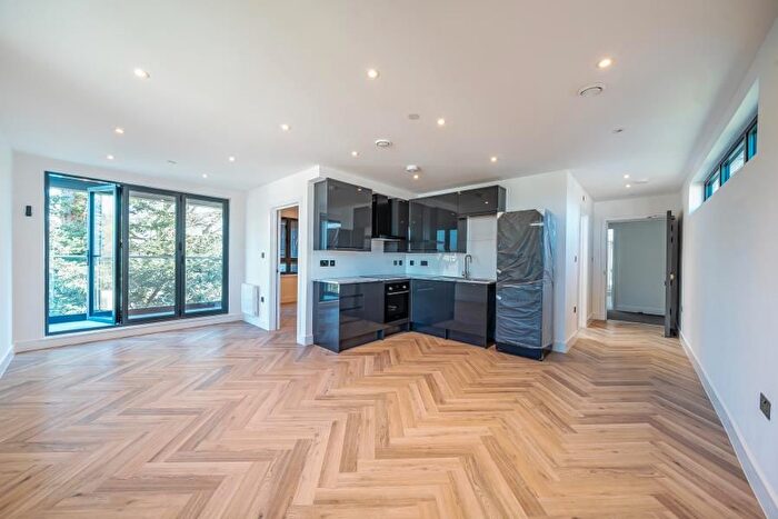 1 Bedroom Flat To Rent In Weybridge, Surrey, KT13