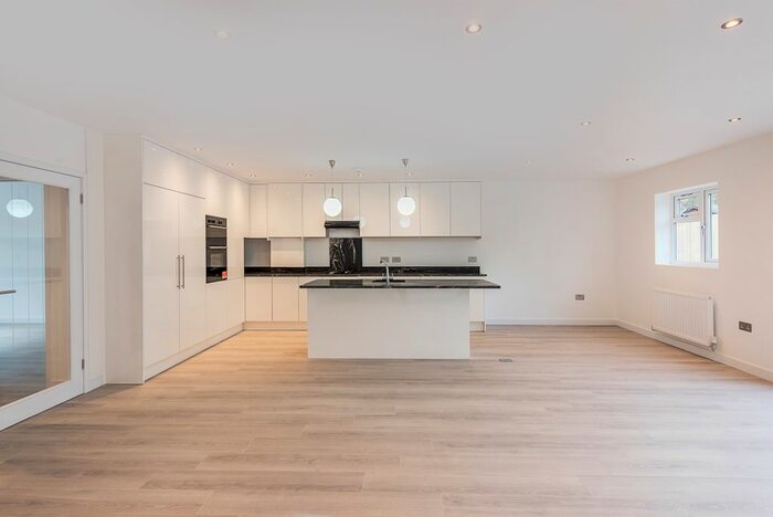 4 Bedroom Flat To Rent In Green Lane, St.Albans AL3