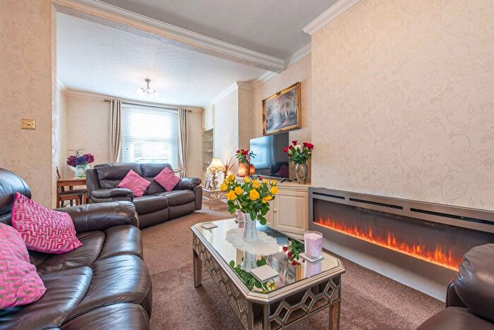 3 Bedroom Terraced House For Sale In Cricklewood Lane, Cricklewood, London, NW2