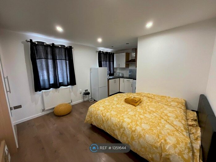 Studio To Rent In Beaulieu Close, Hounslow, TW4