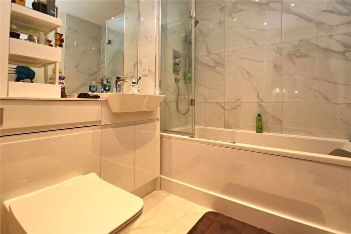 1 Bedroom Flat For Sale In Chertsey Road, Woking, Surrey, GU21