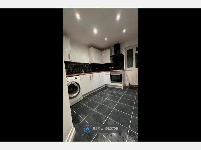 3 Bedroom Flat To Rent In Lennard Road, London, SE20