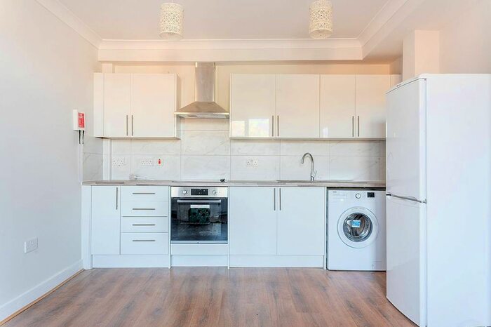 3 Bedroom Flat To Rent In Uxbridge Road, Shepherd's Bush, London, W12