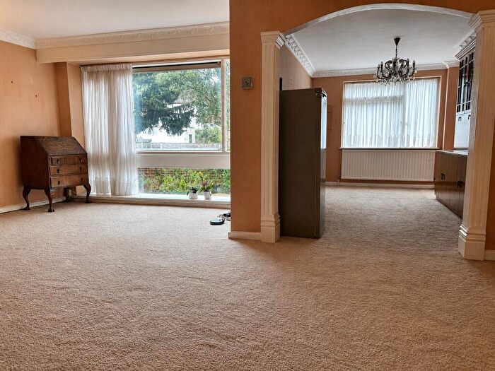 3 Bedroom Flat For Sale In Greenacres, Hendon Lane, Finchley, N3