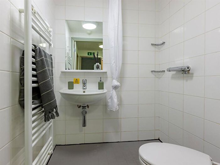 1 Bedroom Flat To Rent In De Walden Way, Bradford, BD7