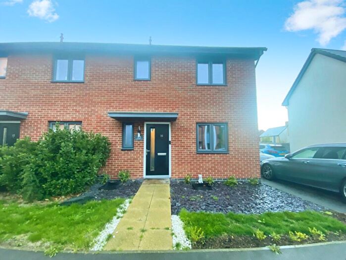 3 Bedroom Semi Detached House To Rent In Wheatfield Drive, Witney, Oxfordshire, OX29