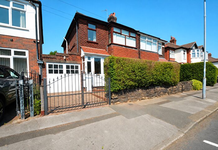 3 Bedroom Semi-Detached House For Sale In Aldwyn Park Road, Audenshaw, M34
