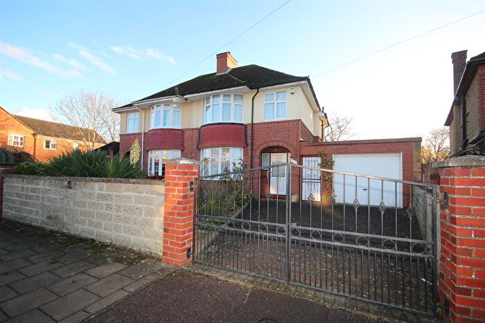 3 Bedroom Semi-Detached House For Sale In Honey Hill Road, Bedford, MK40