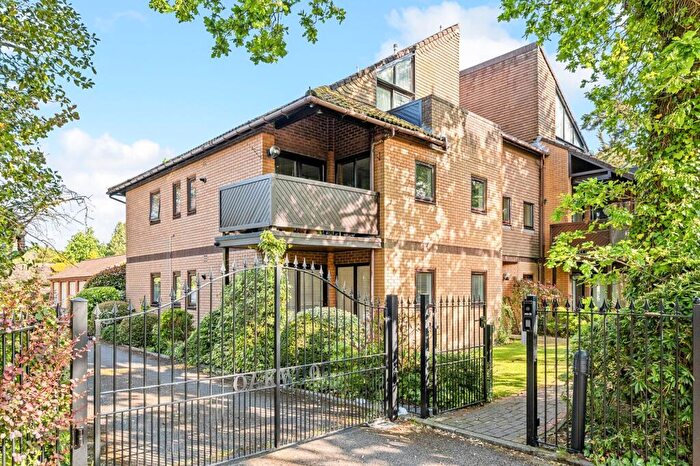3 Bedroom Flat For Sale In Roslin Road South, Oakwood, BH3