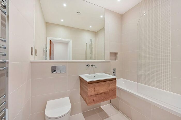2 Bedroom Flat For Sale In Merton Road, South Wimbledon, London, SW19