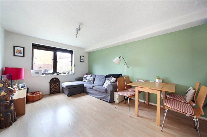 1 Bedroom Flat To Rent In Lambeth Court, Frogmore, SW18