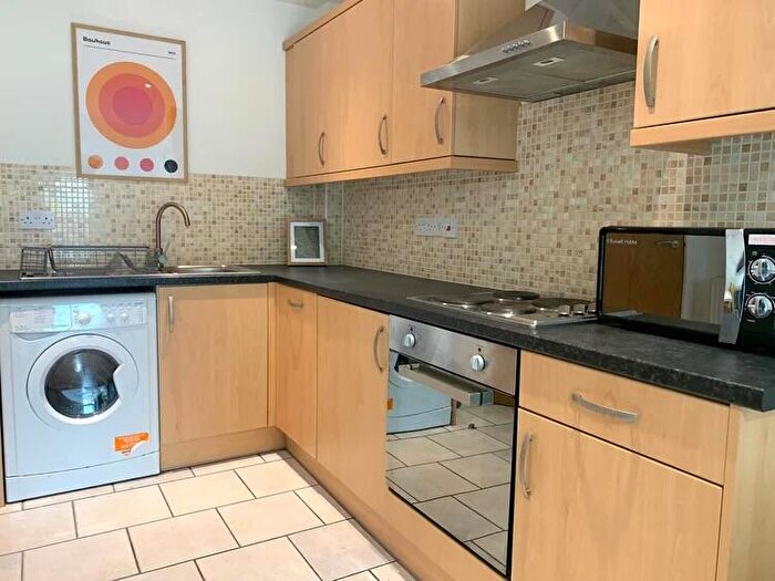 2 Bedroom Flat To Rent In Bed Student Apartment // /, LN1