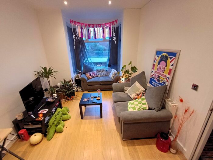 3 Bedroom Terraced House To Rent In Meanwood Road, Leeds, LS6