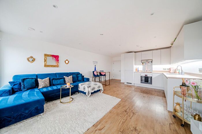 2 Bedroom Flat For Sale In Palmer Court, Pitcher Lane, Ashford, TW15