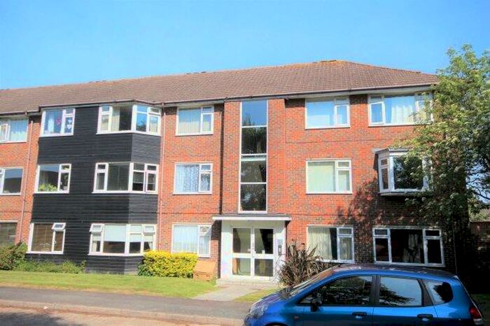 2 Bedroom Flat To Rent In Hurst Road, Horsham, RH12