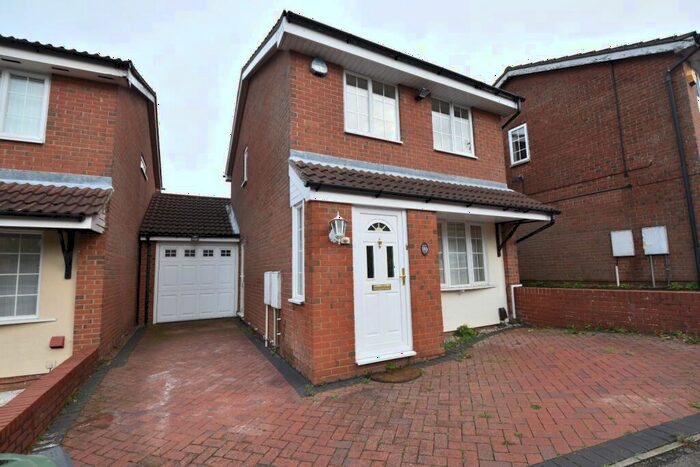 3 Bedroom Detached House To Rent In Rochford Drive, Luton, Bedfordshire, LU2